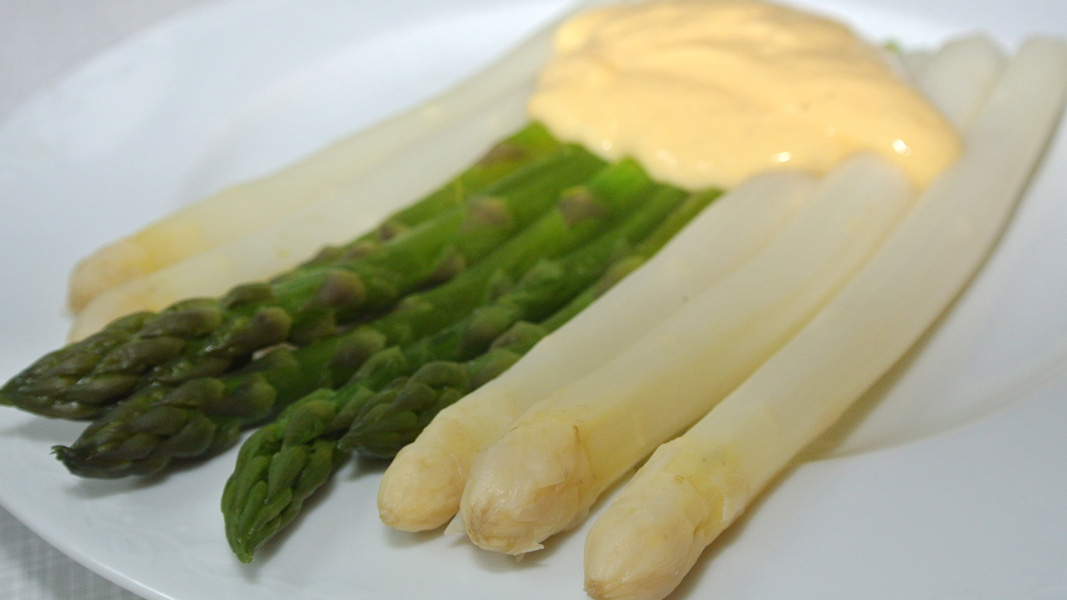 Weißer und grüner Spargel mit Sauce hollandaise - goodstuff AlpeAdria