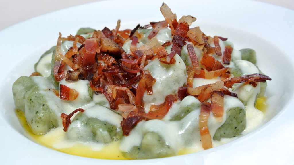 Gnocchi all'Ortica con Crema al Montasio e Pancetta croccante - goodstuff AlpeAdria