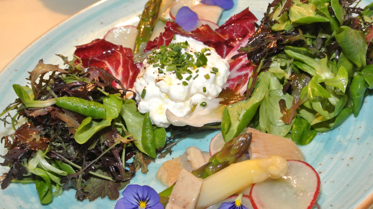 Spargelsalat mit Stracciatella di Burrata - goodstuff AlpeAdria