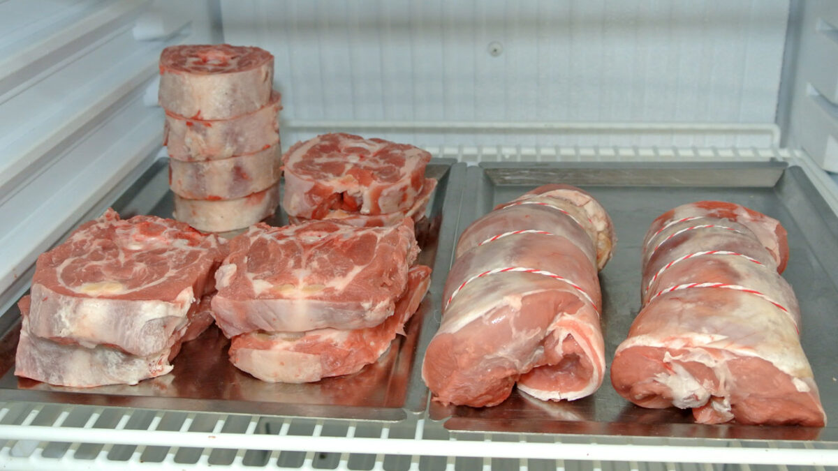 Portioniertes Schaffleisch in der Vitrine - goodstuff AlpeAdria